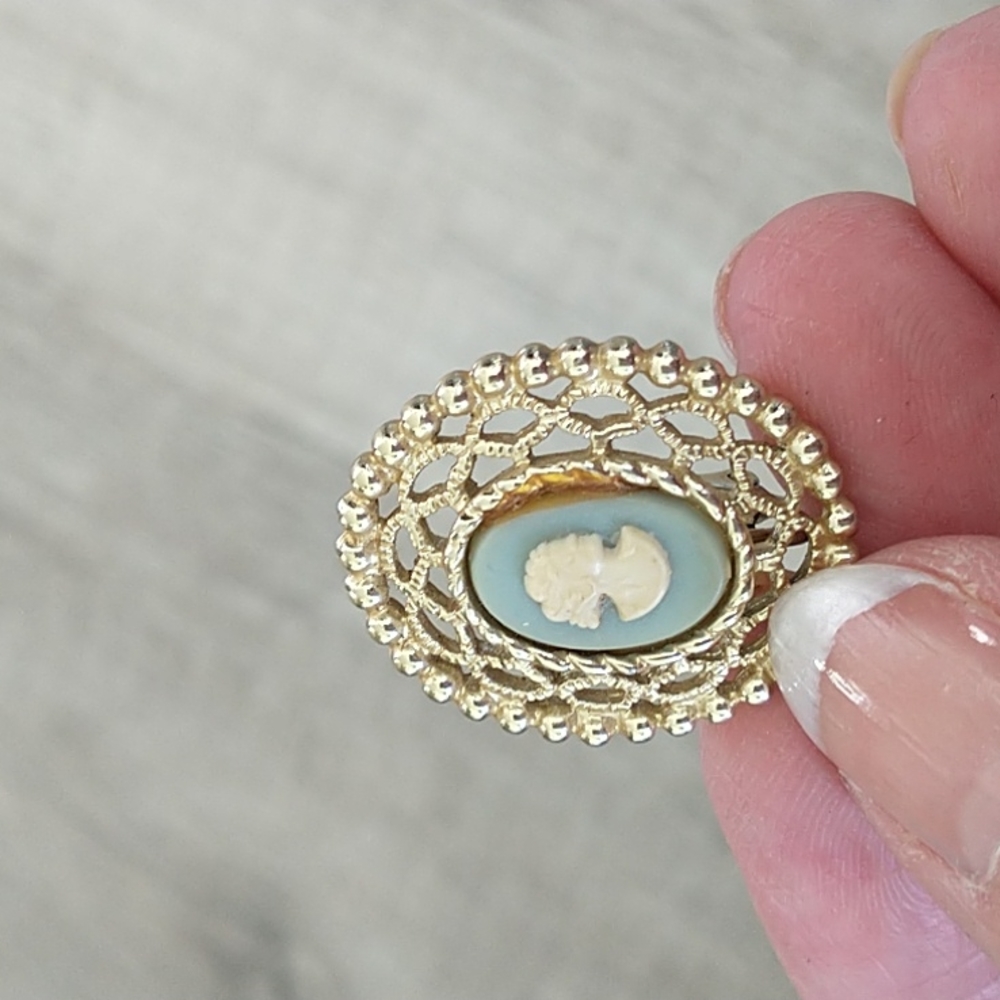 SC Vintage cream and green Cameo young woman face clip-on earring pendant - Picture 5 of 7